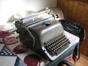 Alte Adler-Schreibmaschine. Bild 2