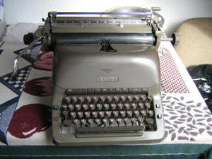 Alte Adler-Schreibmaschine. Bild 1