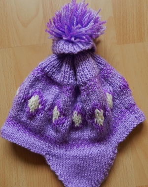 Kinder-Strickmütze flieder mit Muster u. Bommel / Handarbeit