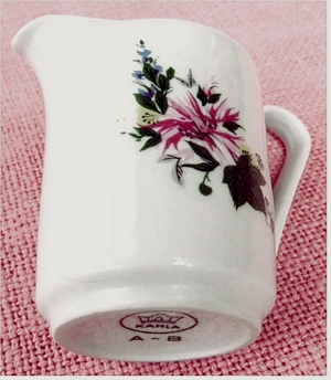 Zuckerdose mit Deckel / Milchkännchen - Porzellan von KAHLA - Mit Blumenmotiven / Goldrand Bild 6