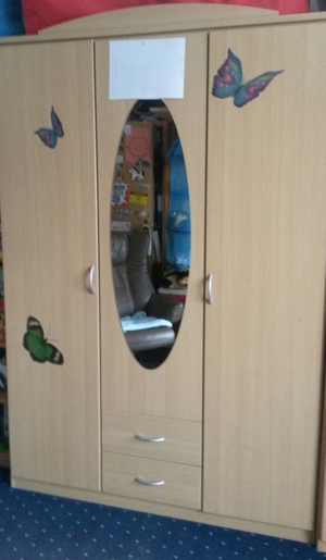 Kleiderschrank mit Spiegel