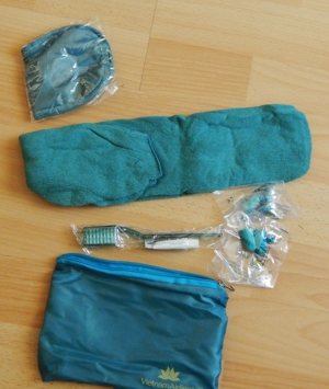 Kosmetiktäschchen mit Socken, Augenmaske, Zahnbürste usw. petrol NEU