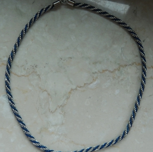 Halskette / Halsschmuck ca. 40 cm lang / gedrehte Optik blau-gold Bild 1