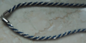 Halskette / Halsschmuck ca. 40 cm lang / gedrehte Optik blau-gold Bild 2