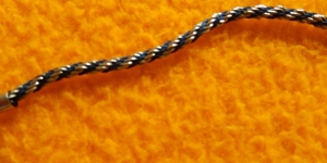 Halskette / Halsschmuck ca. 40 cm lang / gedrehte Optik blau-gold Bild 4