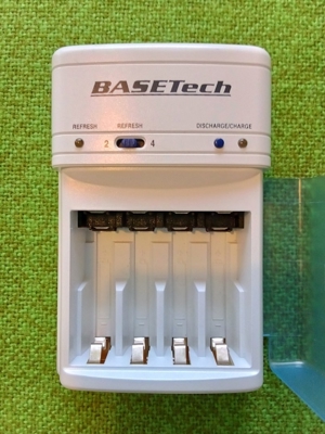 Schnellladegerät BaseTech für Mignon (AA) & Micro (AAA) Akkus, inkl. Car-Adapter Bild 3