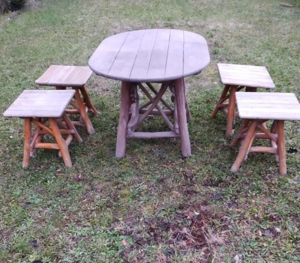 Tisch mit 4 Stülen Bild 2
