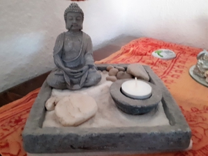 Buddha-Arrangement mit Zen-Garten und Kerze Bild 1
