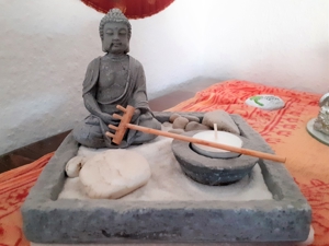 Buddha-Arrangement mit Zen-Garten und Kerze Bild 2
