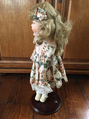 Porzellan Puppe Dame mit Ständer Kleid Mädchen Deko Kunst Bild 4