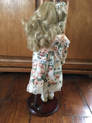 Porzellan Puppe Dame mit Ständer Kleid Mädchen Deko Kunst Bild 2