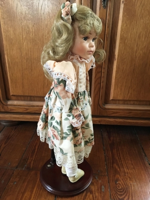 Porzellan Puppe Dame mit Ständer Kleid Mädchen Deko Kunst Bild 3