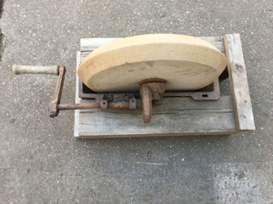 alter Schleif Stein auf Holz Gestell mit Kurbel Antrieb Werkstatt Bild 2