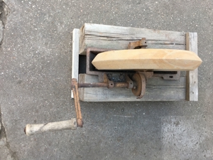 alter Schleif Stein auf Holz Gestell mit Kurbel Antrieb Werkstatt Bild 3