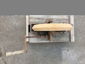 alter Schleif Stein auf Holz Gestell mit Kurbel Antrieb Werkstatt Bild 4
