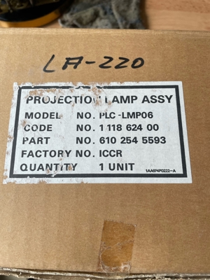 PROJECTION LAMP ASSY MODEL NO. PLC -LMPO6 CODE NO. 1 118 624 00 Bild 1
