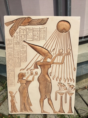 Gipsplatte aus Ägypten mit Sonnengott und Schriftzeichen