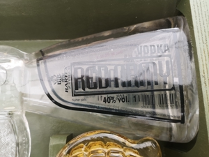 Rarität Red Army Vodka im Waffenkoffer (Flasche im AK 47 Design mit Handgranate) Bild 4