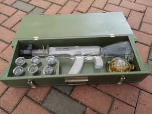 Rarität Red Army Vodka im Waffenkoffer (Flasche im AK 47 Design mit Handgranate) Bild 6