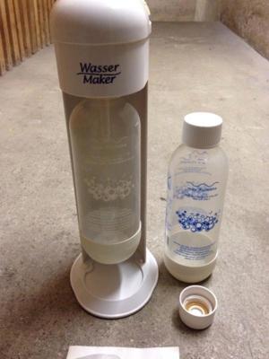 Wassermaker mit 2 Flaschen und Ersatzpatrone