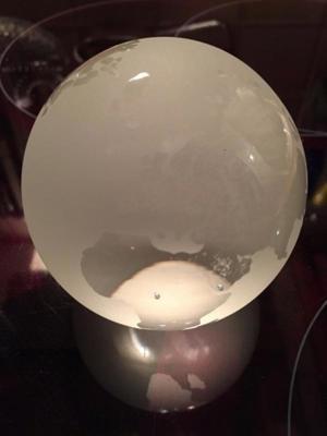 Weltkugel Briefbeschwerer Kristall gelasert