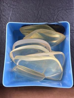 Brillengläser verschieden, eine Schachtel