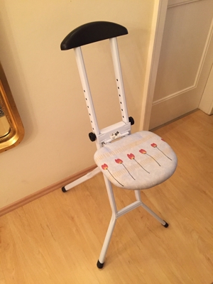 Bügelstuhl Framar Steh- Sitzhilfe Klappstuhl neuwertig Bild 3