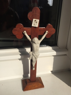 Kruzifixe 2 Stück : Holz mit Aufhänger und Stand