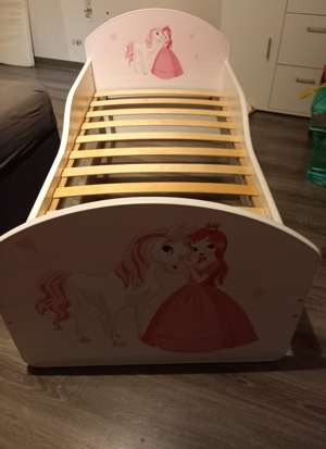 Schönes neues Mädchenbett Bild 1