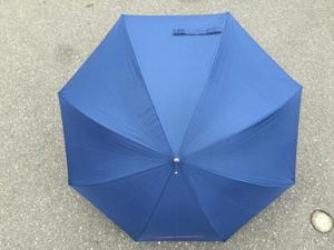 17x unbenutzte blaue Regenschirme mit kleinem Firmenaufdruck, Bild 2