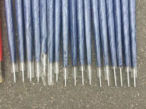 17x unbenutzte blaue Regenschirme mit kleinem Firmenaufdruck, Bild 6
