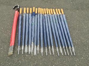 17x unbenutzte blaue Regenschirme mit kleinem Firmenaufdruck, Bild 5