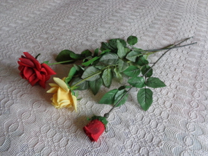 Deko - Seidenblumen, Rosen 2 x rot und 1 x gelb, langstielig
