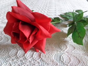 Deko - Seidenblumen, Rosen 2 x rot und 1 x gelb, langstielig Bild 2
