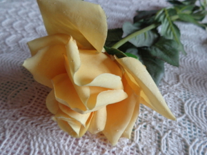 Deko - Seidenblumen, Rosen 2 x rot und 1 x gelb, langstielig Bild 3