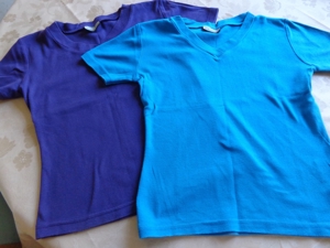 #Vintage - Shirts, T-Shirts, lila und blau, Gr. 36 bzw. ca. Gr. S, V-Ausschnitt, Clockhouse Bild 1