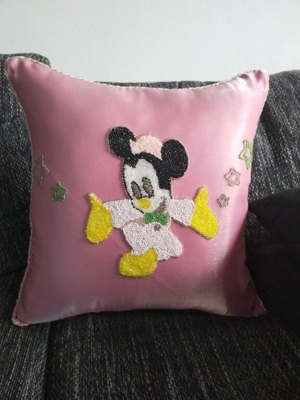 Einzelstück: hochwertiges Kissen mit Perlenmotiv "Minnie Maus" rosa aus Seide Bild 2
