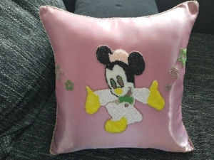 Einzelstück: hochwertiges Kissen mit Perlenmotiv "Minnie Maus" rosa aus Seide Bild 1