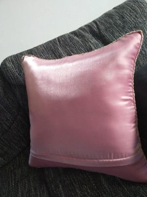 Einzelstück: hochwertiges Kissen mit Perlenmotiv "Minnie Maus" rosa aus Seide Bild 3