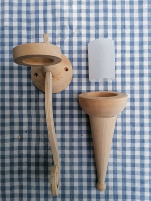 Wandleuchte aus massiv Holz, dreiteilig: Halter, Träger und Milchglas