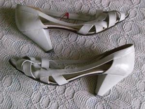 Damenschuhe Schuhe Pumps Gr. 37 weiß Obermaterial Leder, 7,00 Eur Bild 3