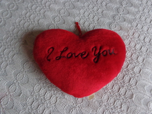 Deko-Plüsch-Kissen in Herzform mit Stickerei "I love you", rot/schwarzer Aufdruck Bild 1
