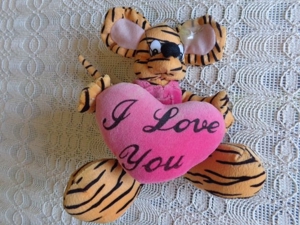 Spielzeug Stofftiger mit Saughaken und Herz "I Love You" Bild 2