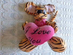 Spielzeug Stofftiger mit Saughaken und Herz "I Love You" Bild 1