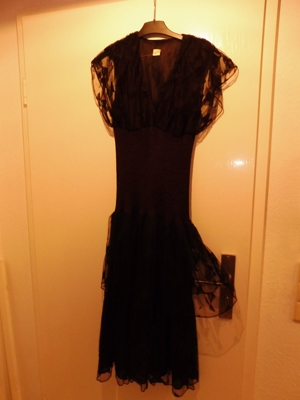 Sehr schönes Spitzendesignerkleid Bild 2