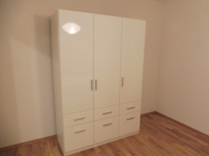 Schöner Hochglanzkleiderschrank