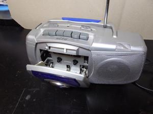 Schönes Radiogerät mit Cassetten-Player Bild 2