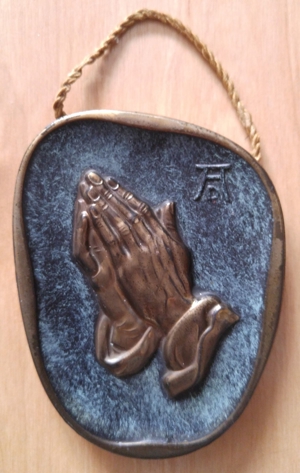 Betende Hände aus Metall