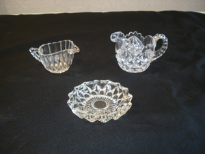 2 alte Kristallglas Milchkännchen,Sahnekännchen 1 kleine Schale.