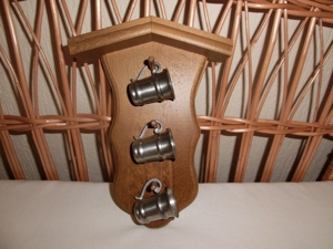 Wanddekoration "Zinnbecher auf Holztafel"